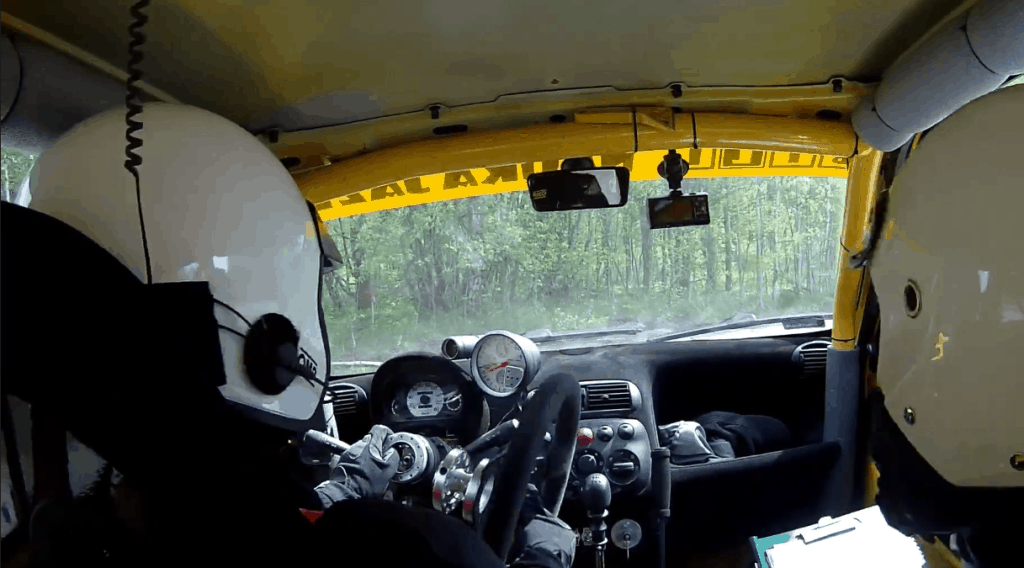 Rallyeauto verliert Lenkrad