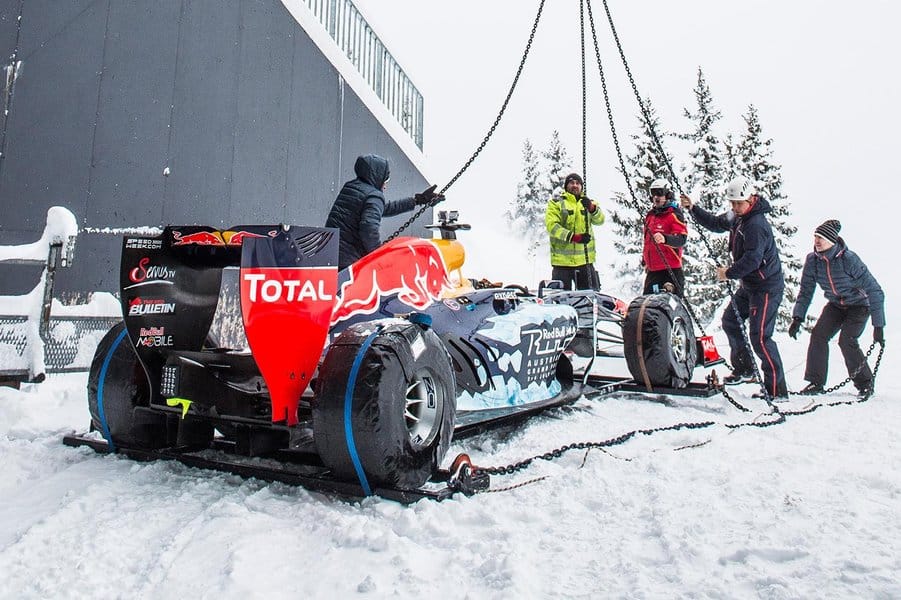 RedBull Racing mit Formel 1 Rennwagen in Kitzbühel auf der Piste