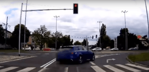 Video: Audi RS6 kracht in Straßenbahn