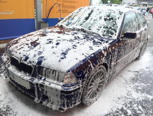 SB-Waschanlage - BMW mit Schaumteppich