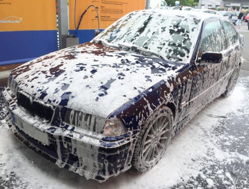 SB-Waschanlage - BMW mit Schaumteppich