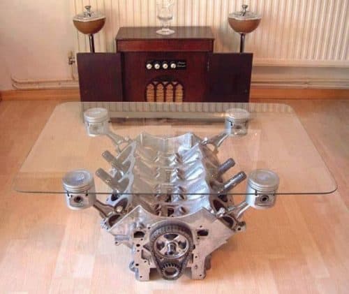 V8-Motor - Glastisch