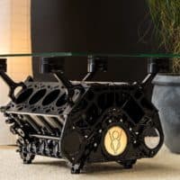 Schwarzer V8-Motor - Glastisch