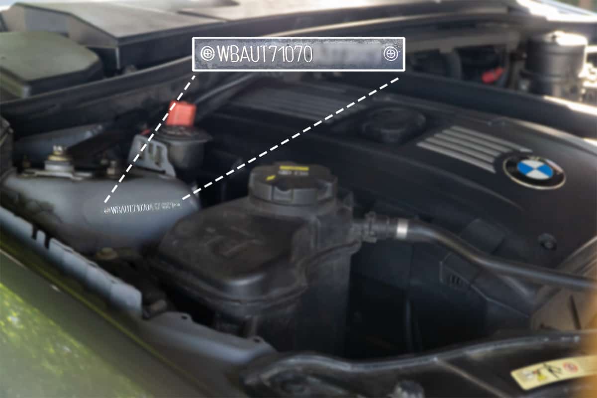 Typenschild mit Fahrgestellnummer im Motorraum eingestanzt im rechten Dom vom BMW 3er Touring E91